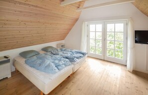 8 bedrooms, travel crib, free WiFi - Nice home in Allingåbro with sauna (Allingåbro)