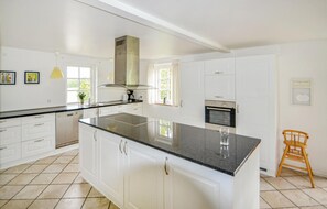 Réfrigérateur, four à micro-ondes, surface de cuisson, lave-vaisselle