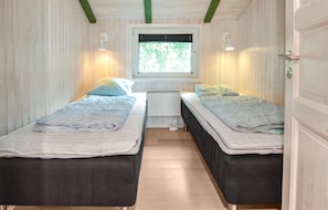 2 bedrooms, travel crib, free WiFi