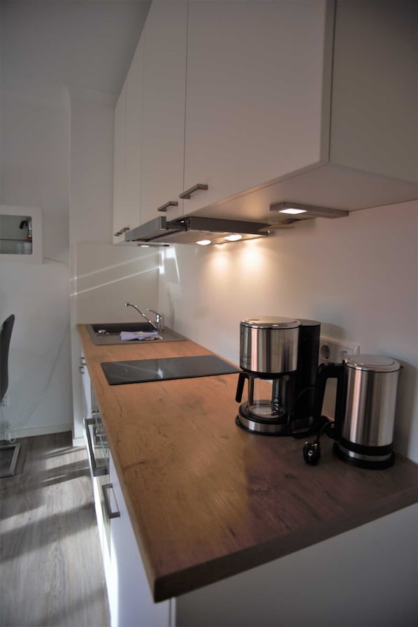 Een koelkast, een magnetron, een oven, een vaatwasser