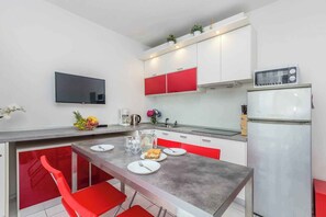 Réfrigérateur, micro-ondes, plaque de cuisson, lave-vaisselle