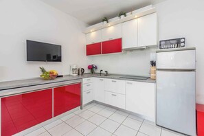 Fridge, microwave, stovetop, dishwasher