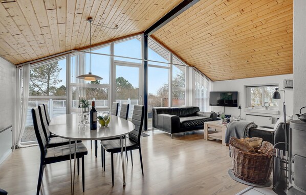 Smart TV, fireplace, DVD player