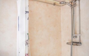 A shower with a handheld showerhead and a wall-mounted control valve. - 2 bedroom cozy home in Ljungby (Ljungby)
