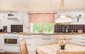 Kühlschrank, Herdplatte, Wasserkocher mit Kaffee-/Teezubehör