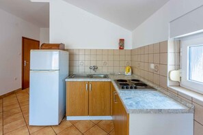 Fridge, stovetop, coffee/tea maker - Studio with internet access and air conditioning (Crikvenica)