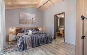 4 bedrooms, in-room safe, travel cot, free WiFi