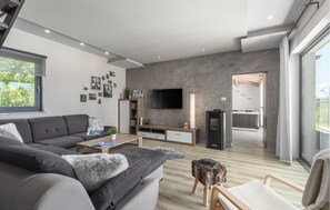 Smart TV, fireplace, foosball, table tennis
