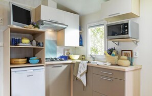 Fridge, microwave, stovetop, coffee/tea maker - 2 bedroom awesome home in Hvide Sande (Hvide Sande)