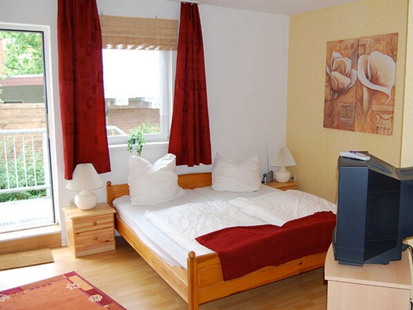 1 bedroom, desk, WiFi, bed sheets