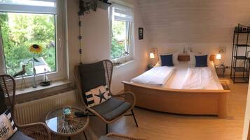 1 bedroom, travel crib