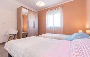 4 bedrooms, free WiFi, bed sheets - Stunning home in Pula (Pula)