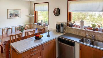 Køleskab, kogeplade, opvaskemaskine, kaffe-/temaskine