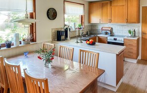 Réfrigérateur, four à micro-ondes, surface de cuisson, lave-vaisselle