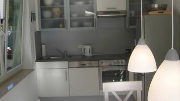 KĂŒhlschrank, Mikrowelle, Ofen, GeschirrspĂŒler