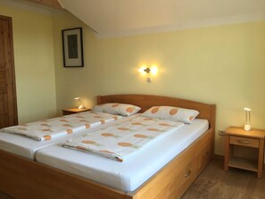 3 bedrooms, in-room safe, desk, iron/ironing board