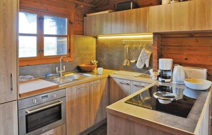 Refrigerador, parrilla de estufa y cafetera y tetera 