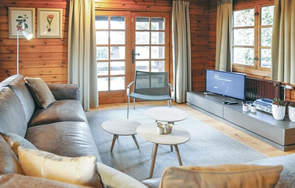 Televisión de pantalla plana, chimenea y estéreo 