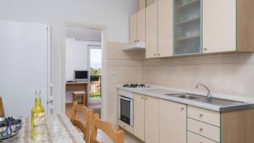 Fridge, stovetop, coffee/tea maker