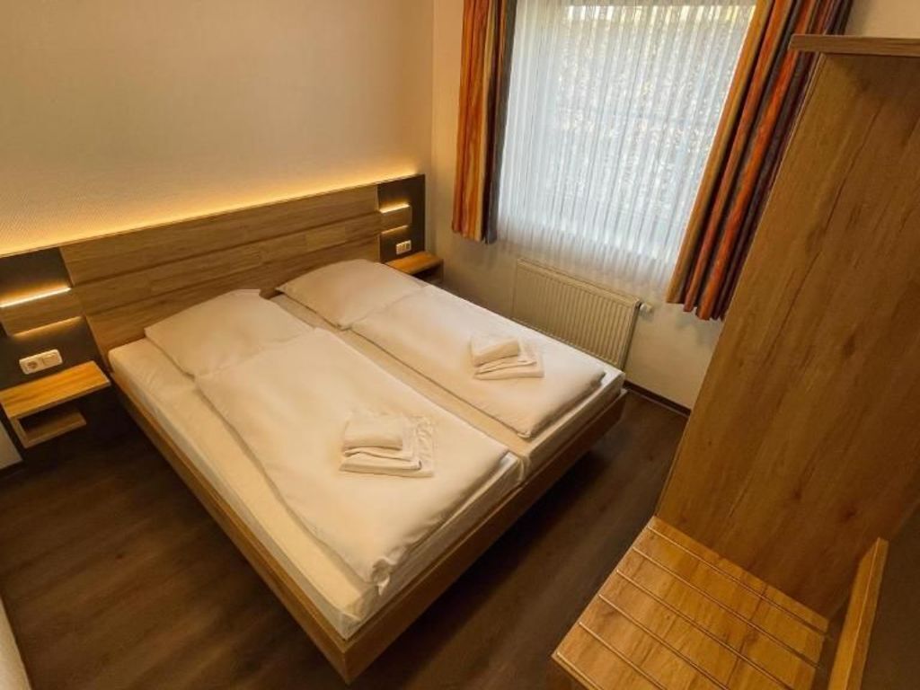 1 Schlafzimmer, Reisekinderbett