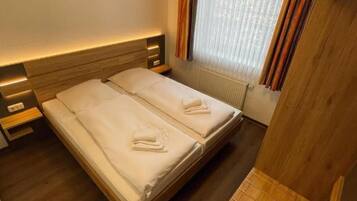 1 Schlafzimmer, Reisekinderbett