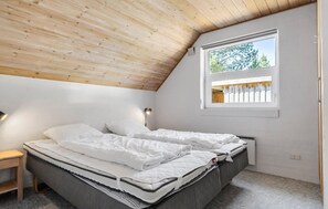 5 bedrooms, travel cot, free WiFi