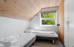 5 bedrooms, travel crib, free WiFi