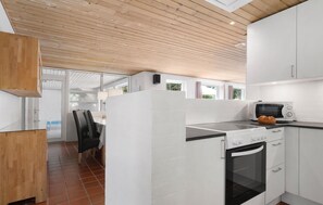 Fridge, stovetop, dishwasher, coffee/tea maker - Amazing home in Blåvand with WiFi (Blåvand)