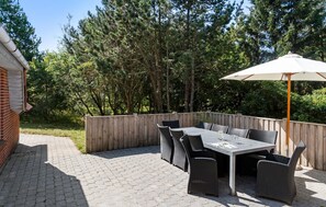 Outdoor dining - Stunning home in Blåvand with sauna (Blåvand)