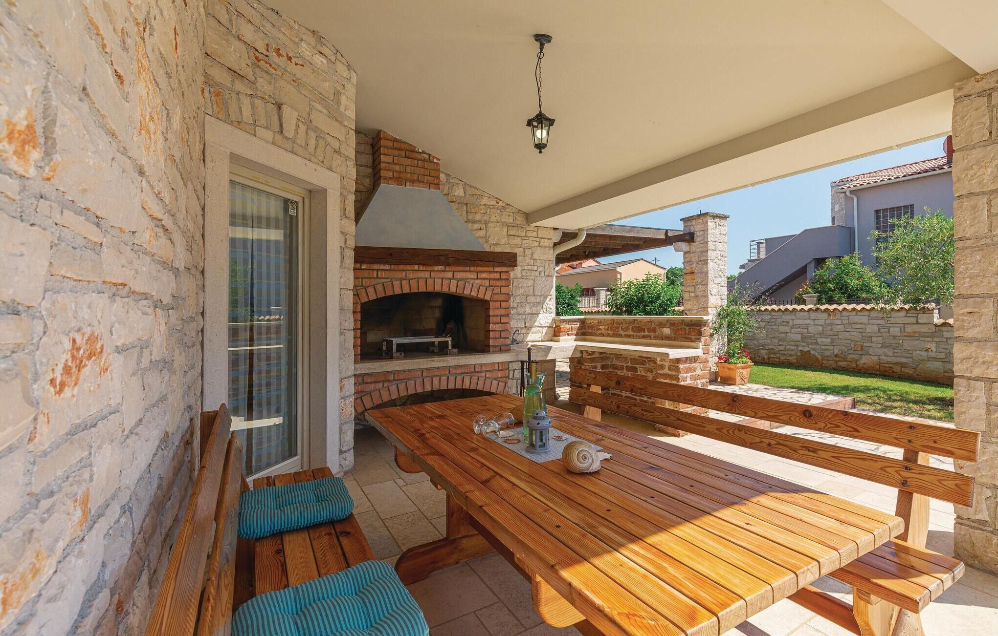 Outdoor dining - Lovely home in Golubovo (Golubovo)