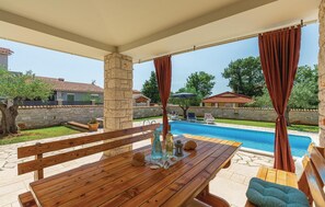 Outdoor dining - Lovely home in Golubovo (Golubovo)