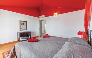 4 bedrooms, free WiFi, bed sheets - Lovely home in Golubovo (Golubovo)