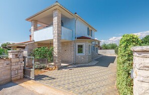 Exterior - Lovely home in Golubovo (Golubovo)