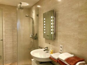 Dusche, Haartrockner, Bidet, Handtücher
