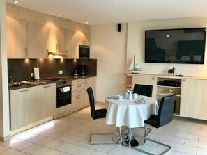 Kühlschrank, Mikrowelle, Ofen, Geschirrspüler