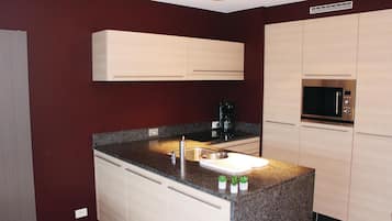 Een koelkast, een kookplaat, een vaatwasser