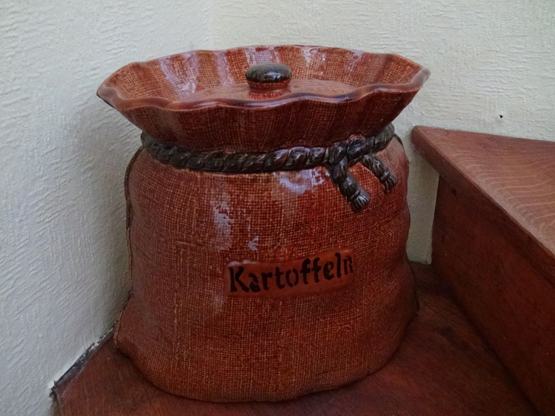 Un sacco di iuta con la scritta "Kartoffeln" legata con una corda.