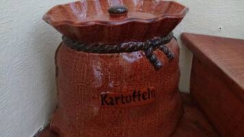 Un sacco di iuta con la scritta "Kartoffeln" legata con una corda.
