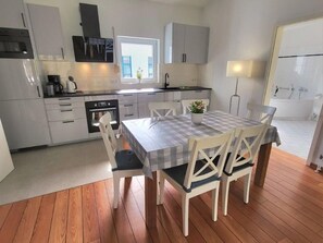 Kühlschrank, Mikrowelle, Ofen, Geschirrspüler