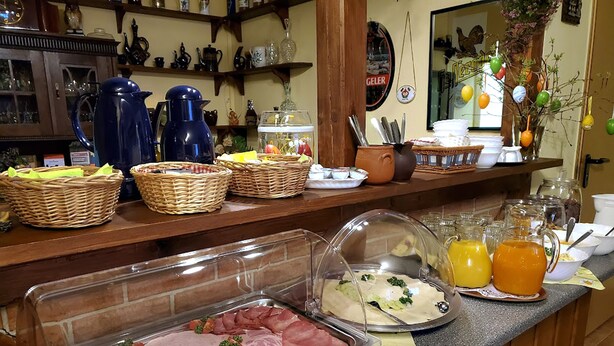 Ein reichhaltiges Buffet mit verschiedenen Speisen, Körben und einer Kaffeestation.