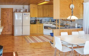 Fridge, microwave, stovetop, dishwasher - 3 bedroom stunning home in Yngsjö (Yngsjö)