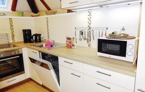 Kühlschrank, Mikrowelle, Herdplatte, Geschirrspüler