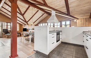Fridge, microwave, stovetop, dishwasher - Beach front home in Blåvand with sauna (Blåvand)