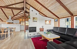 TV, fireplace - Beach front home in Blåvand with sauna (Blåvand)