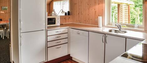 Réfrigérateur, four à micro-ondes, surface de cuisson, lave-vaisselle