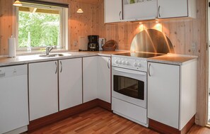 Kjøleskap, kokeplater, oppvaskmaskin og kaffetrakter/tekoker