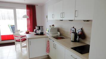 Kühlschrank, Wasserkocher mit Kaffee-/Teezubehör, Wasserkocher