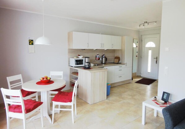 Dining - Coastal Forest - apartment evening sun (Gelbensande)