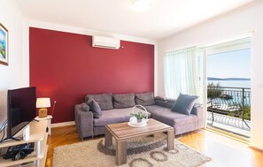 TV, DVD player - Cozy apartment in Kastel Kambelovac (Kastel Kambelovac)