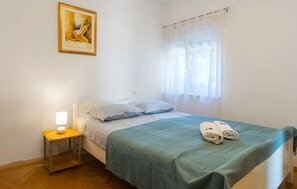 3 bedrooms, travel crib, free WiFi, bed sheets